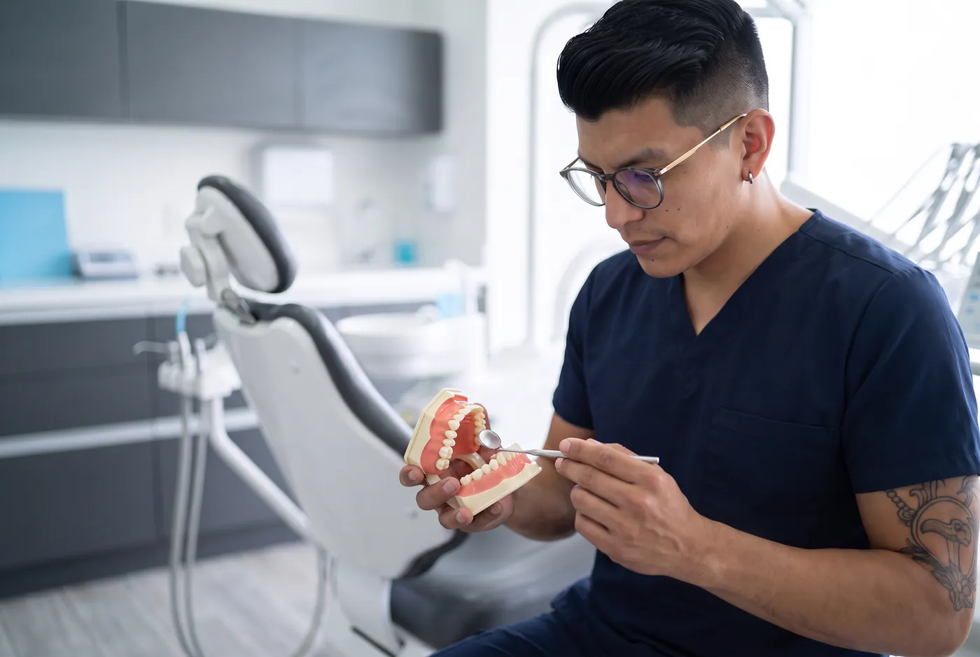 El Dr. Coral explicando un tratamiento sobre un modelo de dentadura